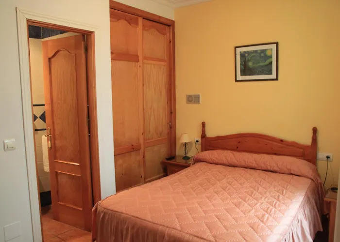 Ana - Adults Recommended Pensión